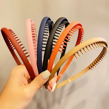 Einfache, farbenfrohe, matte Haarbänder für Damen mit Zahnchen zur Fixierung von unordentlichem Haar