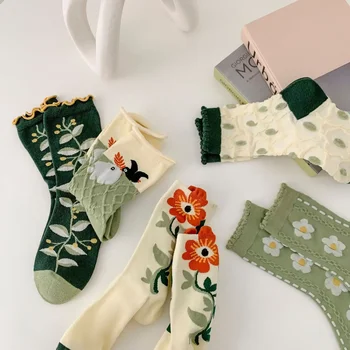 Damensocken im koreanischen und japanischen Stil mit Cartoon-Grünblumen, Harajuku Niedliche Kawaii Mittellange