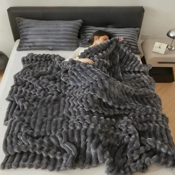 Überwurfdecke fürs Bett - 250 g/m2, weiche und warme, flauschige Decke, dekorative gestreifte Decken für das