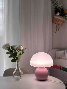 Eine dekorative Tischlampe mit USB-Anschluss in den Farben Pink/Orange/Rot/Weiß/Beige für Raumbeleuchtung