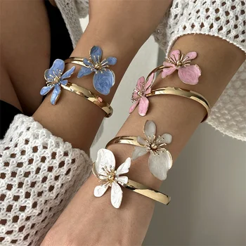 Elegantes Emaille-Blumen-Armreif für Damen, vergoldetes Metall, rosa, weiß, blau, florale Armreifen