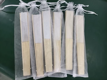 Personalisierter, gravierter, weißer, faltbarer, eleganter Seidenhandfächer mit Geschenktüte für Hochzeit