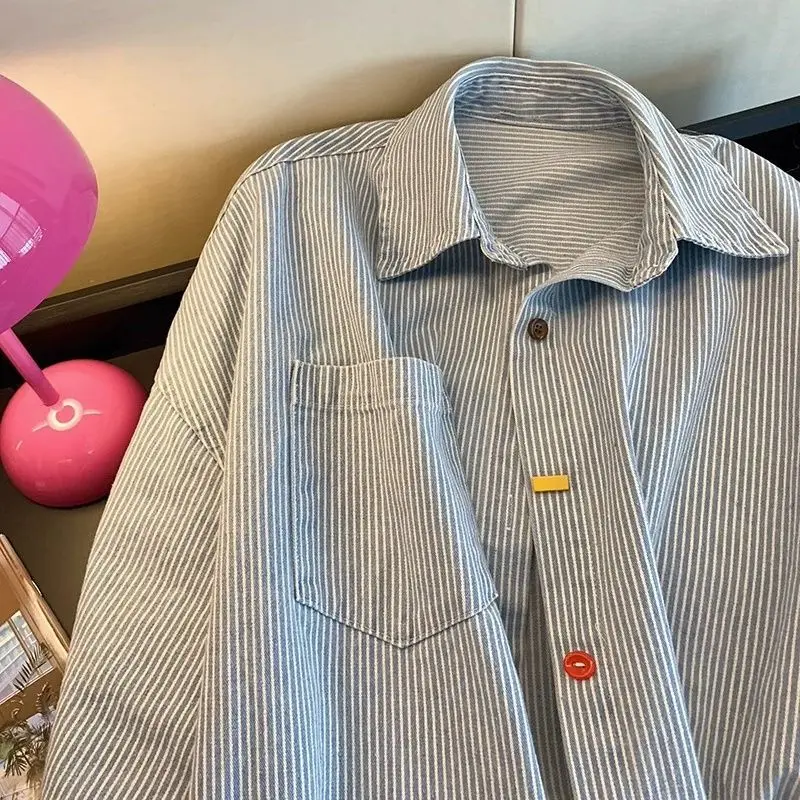 Vintage-Denim-gestreiftes, übergroßes Hemd. Schöne – Bild 2