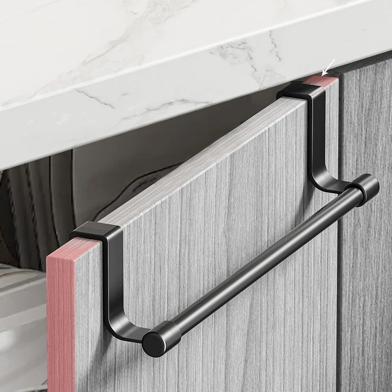 Handtuchstange aus Stahl und Metalldraht über dem Schrank