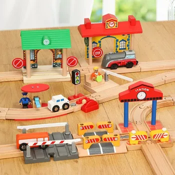 Alle Arten von Holzeisenbahn-Zubehör: Bahnhöfe, Tunnel, Verkehrsstraßen, passend