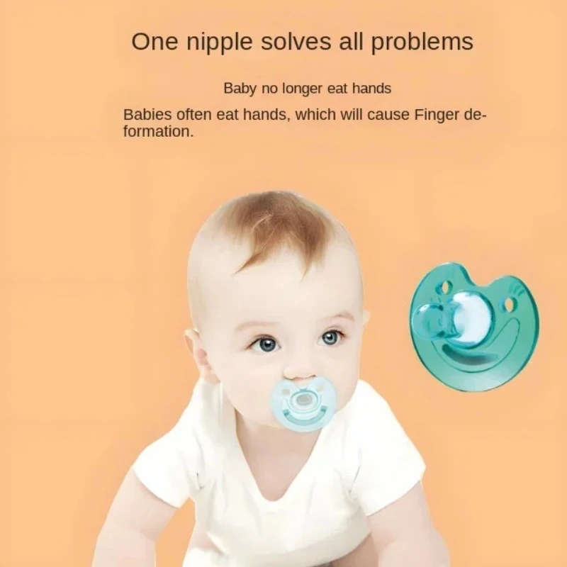 Neugeborenes Baby wird mit einem Schnuller, der der – Bild 4