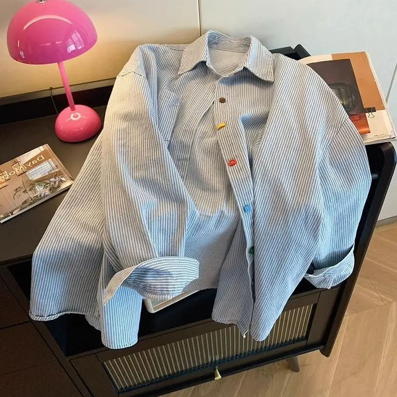 Vintage-Denim-gestreiftes, übergroßes Hemd. Schöne – Bild 4