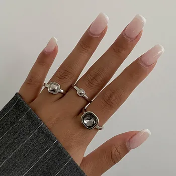 Mode Grau Kristall Geometrische Ring Frauen Design Silber Farbe Quadratische Finger Ringe Asymmetrische Zirkon