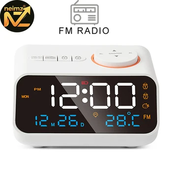 Moderner FM-Radio-LED-Wecker zum Aufwachen am Bett. Digitaler Tischkalender mit Temperaturthermometer