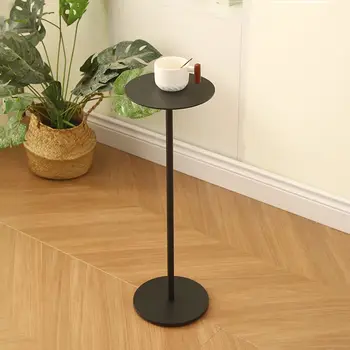 Beistelltisch im nordischen Stil, skandinavischer Kaffee, kleines rundes Sofa, Wohnzimmer-Akzent, kompakte