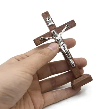 Hölzernes katholisches Jesus-Kreuz mit Ständer, Vintage, religiöses christliches stehendes Kruzifix, Kirche