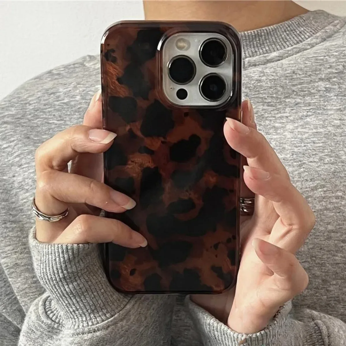 Retro-Bernstein-Textur-Laser-Telefonhülle für iPhone 17 16