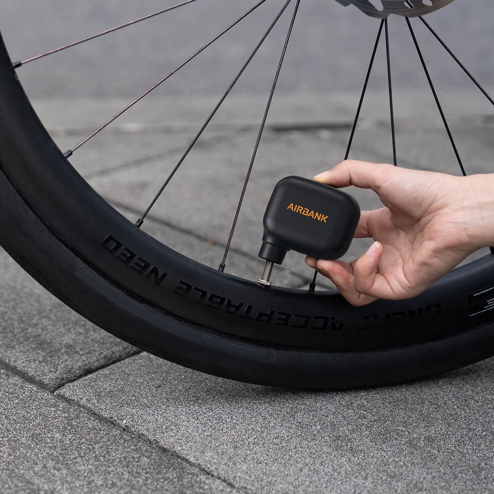 Mini-Akku-Fahrradpumpe 100 PSI, USB-C, Presta und Schrader – Bild 6