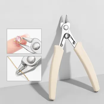Modell mit flacher Nase, Diamantentfernungszange, Metallkette, Schneiden von Zirkonen, Schmuck