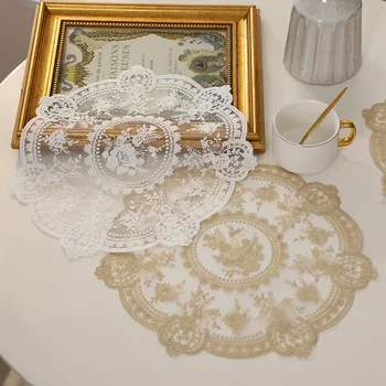 Elegante Blumenstickerei-Spitzen-Tischmatte für Kaffeetasse, 33 cm, schönes Muster, Vase, Lampe, Ornament