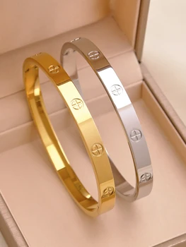 Ein einteiliges Damenarmband aus vergoldetem Edelstahl (18 Karat), ein langlebiges und modisches