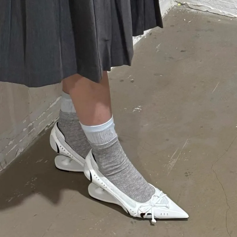 Spezielle Absatzschuhe mit Spitzschuh und Schleife – Bild 4