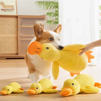 Hund schlafen mit einem Hund umarmt Entenspielzeug, um Langeweile kleiner gelber Enten zu lindern. Interaktive
