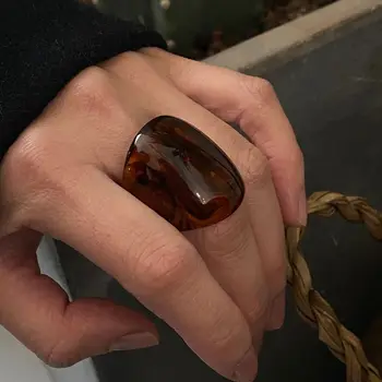 Vintage Trendy Große Fingerringe für Frauen Übertrieben Bernstein Farbe Harz Temperament Geometrische