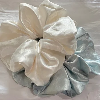 Hochglänzender, perlmuttartiger, weißer, großer Satin-Haargummi - stilvoller, und minimalistischer