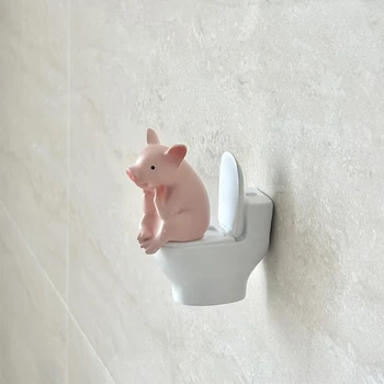 Süßes Schwein sitzt auf der Toilette - PVC-Badezimmerstatue, Tisch- oder Wanddekoration - Vatertagsgeschenk