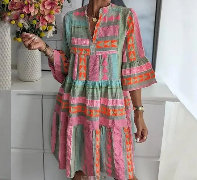 Bedrucktes Kleid mit V-Ausschnitt und Siebenviertelärmeln