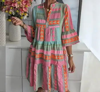 Bedrucktes Kleid mit V-Ausschnitt und Siebenviertelärmeln