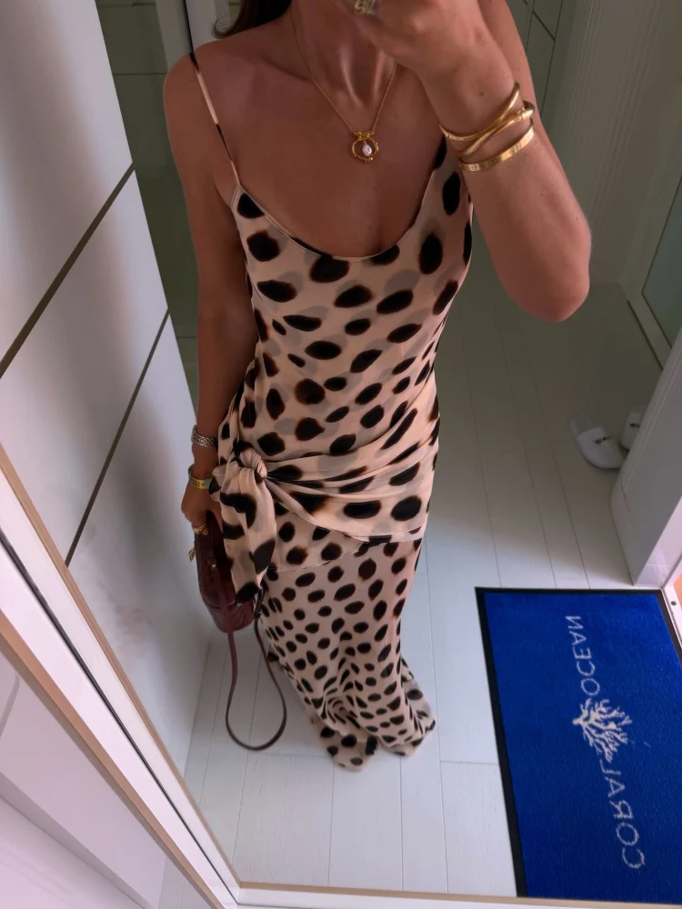 Elegantes Maxikleid mit Tiermuster, abnehmbarer Schal – Bild 5