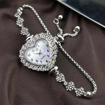 Modische herzförmige, mit Diamanten besetzte Blumenuhr mit Bandarmband für Damen und verstellbarem Armband