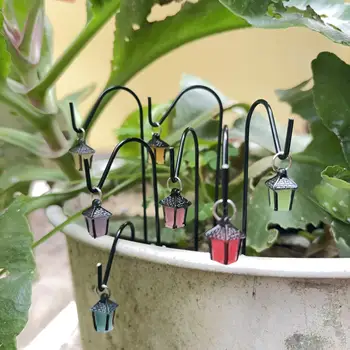4er-Pack Laternen mit Eisenhaken, leuchtende Gartenpfähle, solarbetriebene Miniaturmodelle aus Kunstharz