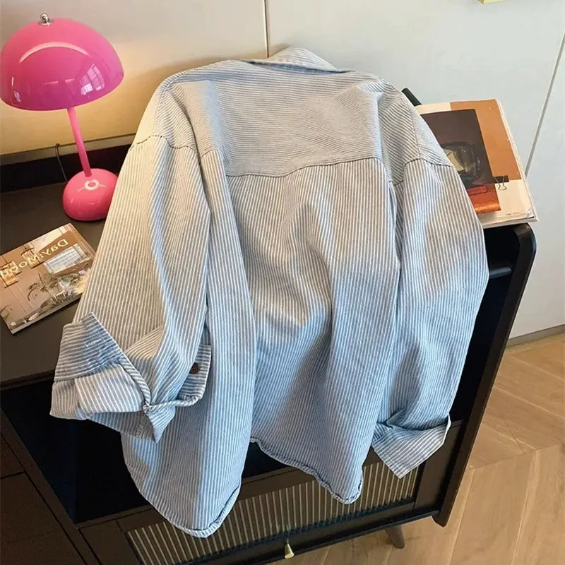 Vintage-Denim-gestreiftes, übergroßes Hemd. Schöne – Bild 5