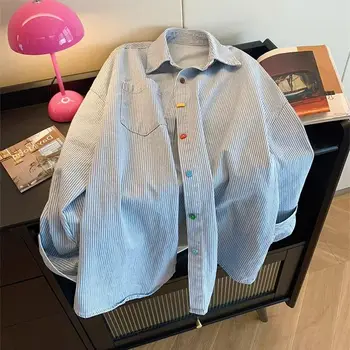 Vintage-Denim-gestreiftes, übergroßes Hemd. Schöne Damenblusen in Sonderangebote. Hemd mit Kragen
