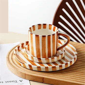 Minimalistisches gestreiftes handgezeichnetes Tassen- und Teller-Set, Milchkaffeetasse aus Keramik, 280 ml/9,5