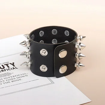 Punk breites Lederarmband, personalisiertes Motorradzubehör, neue Modeaccessoires, dreireihige spitze Nägel
