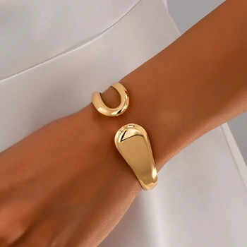 Ein modisches Damen-Armband mit stilvollem und vielseitigem geometrischem Hohldesign, geeignet für den Alltag