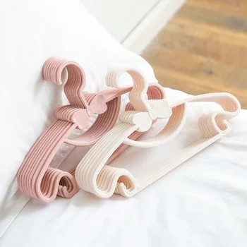 Baby Kleidung Racks Tragbare Kunststoff Handtuch Display Schals Kleiderbügel Winddicht Kinder Mäntel