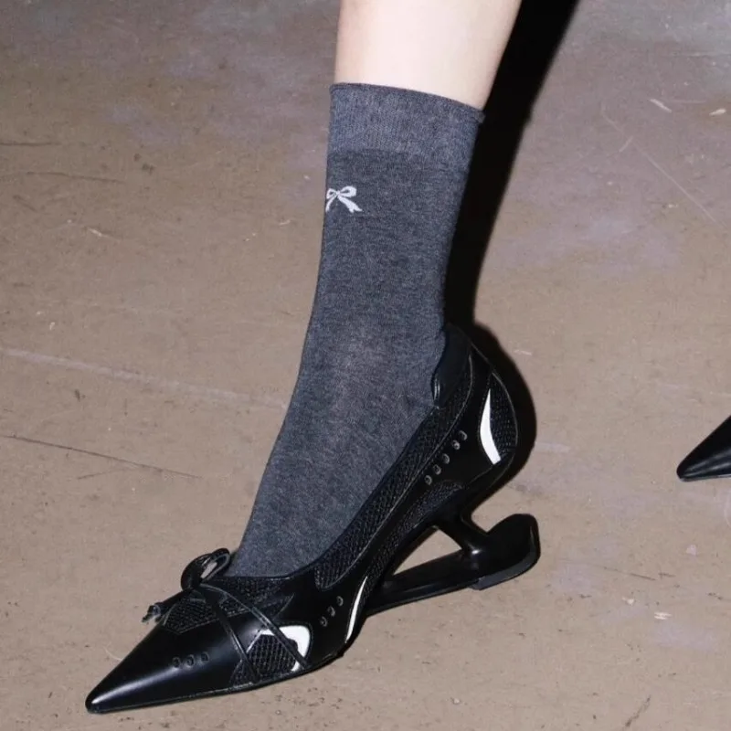 Spezielle Absatzschuhe mit Spitzschuh und Schleife – Bild 3