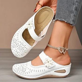 Damen Sommer Slip-On Ausgehöhlte Pantoffeln 2026 Neu mit Blumenverzierung Keilabsatz Runde Zehenkappe