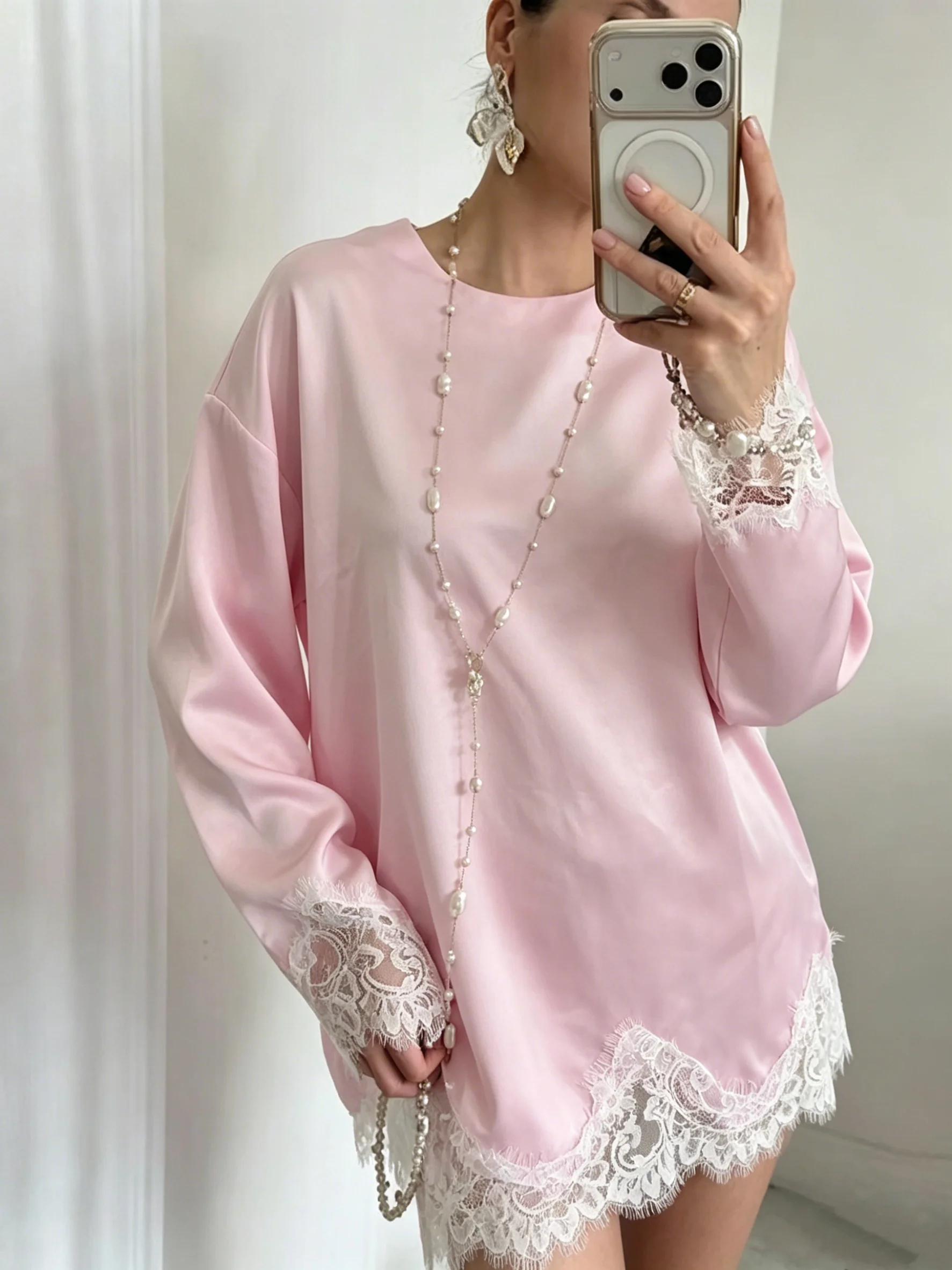 Damen Einfarbiges Weiches Satin-Kleid mit Spitzenmanschetten – Bild 3