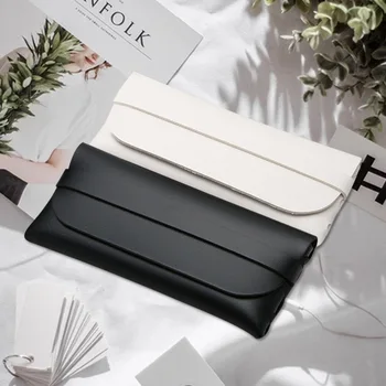 Schwarz-weiße Brillenetuis aus weichem und stilvollem Leder - Brillenschutztaschen, Reisezubehör für Männer