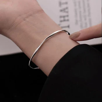 Silberfarbene Gedrehte Wellen-Armbänder für Frauen Handschmuck Neue Mode Manschetten-Armreifen Mädchen