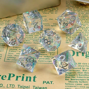 Set aus polyedrischen, transparenten Harzwürfeln, die mehrere Lichtfarben für Brettspiele brechen (7 Stück)