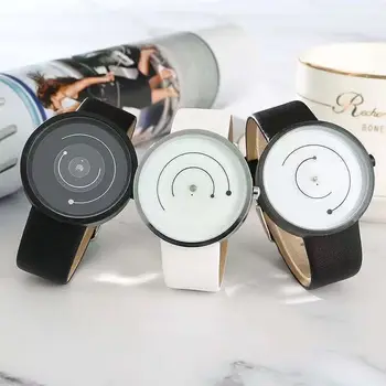 Modell einer Damenuhr mit einem innovativen Design ohne Zeiger und einem kreativen „Wurmloch“-Muster