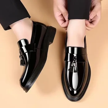 Schwarzer sozialer Schuh für Männer lässig Business Lack leder helle obere Kleid Schuhe Mann neue niedrige