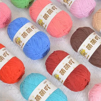 Flauschiges Chenille-Garn zum Häkeln von Puppenfaden. Weiches, sperriges Samtgarn zum Stricken, Häkeln
