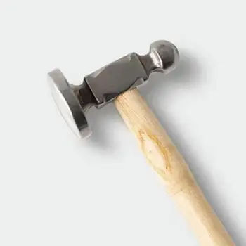 Runder und flacher Juwelierhammer für Metallarbeiten. Praktischer, ergonomischer Goldschmiedehammer