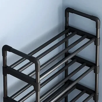 Schwarzes erhöhtes Schuhregal, kleiner einfacher mehrschichtiger Schuhschrank, Hauseingang, Mietwohnung
