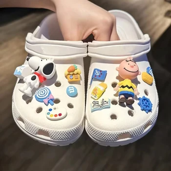 Snoopy Schuh-Charms für Clogs 3D DIY Puppen-Schuhschnallen-Dekorationen Sandalen-Accessoires Party-Favors