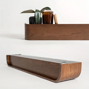 Moderne Wandgarderobe mit versteckten Haken und Regal. Platzsparendes, massives Holz und Eisen. Für den