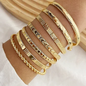 Punk Gold Farbe Armbänder für Frauen Streetwear Goth Herz Drucke Metall Design Offene Armreif Mode (7 Stück)